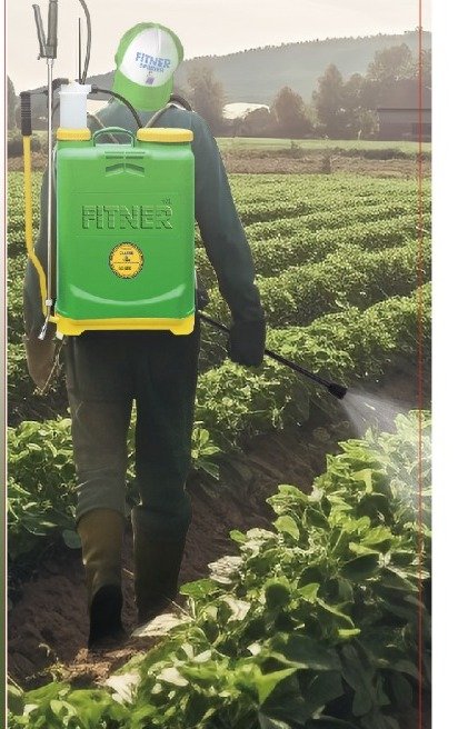 Traitement phytosanitaire sur le terrain avec un pulvérisateur FITNER